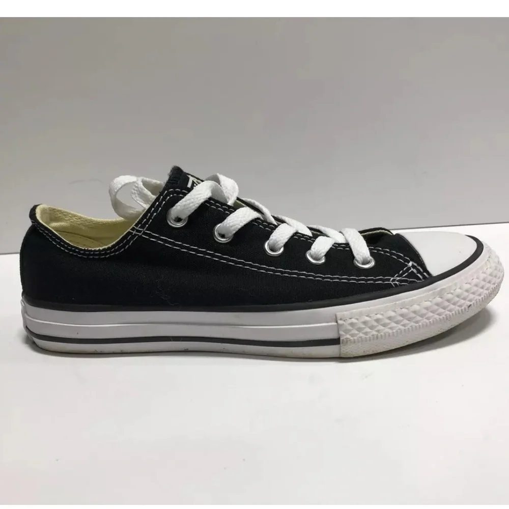 Converse Youth Chuck Taylor All Star Low Top Sneakers Black, Girls’ Size 2 M.